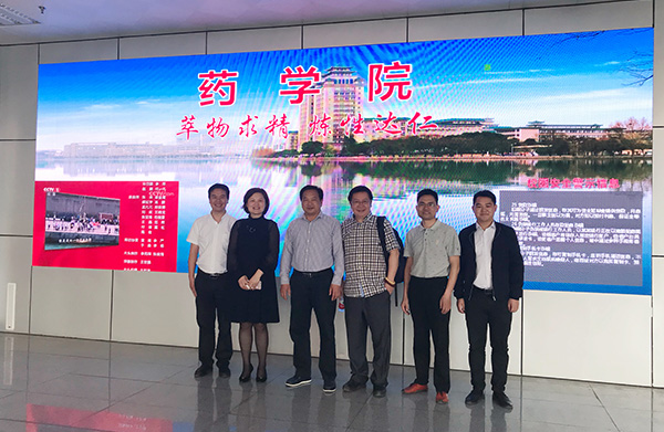 啟瑞藥業(yè)采購總監(jiān)張總來參觀民大藥學院液相色譜互動教學實驗室的合影